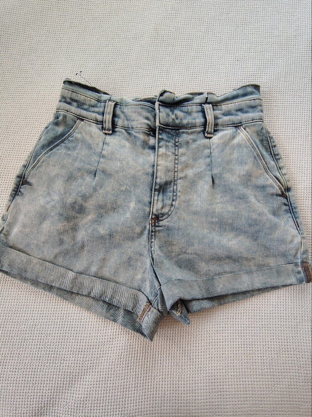 Express Bleached Light Blue High-Rise Denim Shorts Size 6.